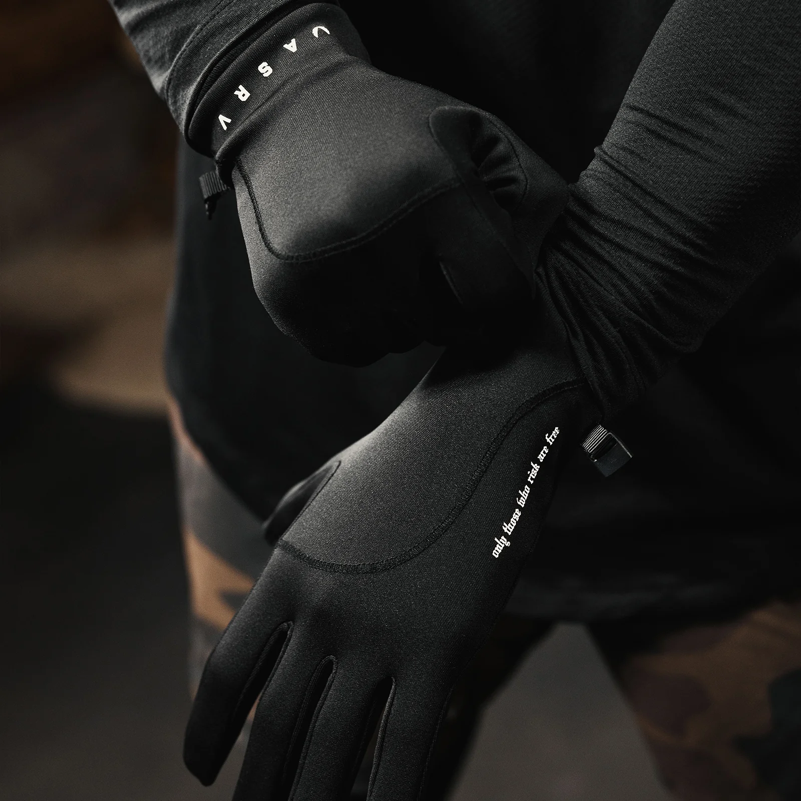 0546. Aeroheat® Lightweight Gloves - Black/White - Image 4