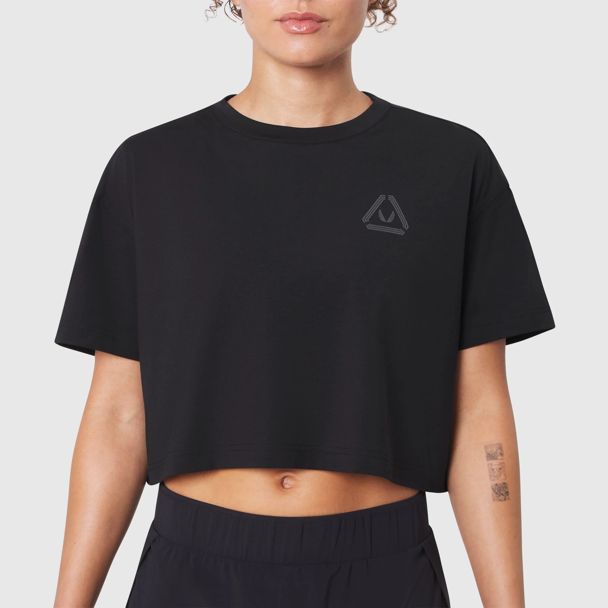 W082. SUPIMA® Ice-Skin™ Reversible Crop Tee - Black/Black - Image 4