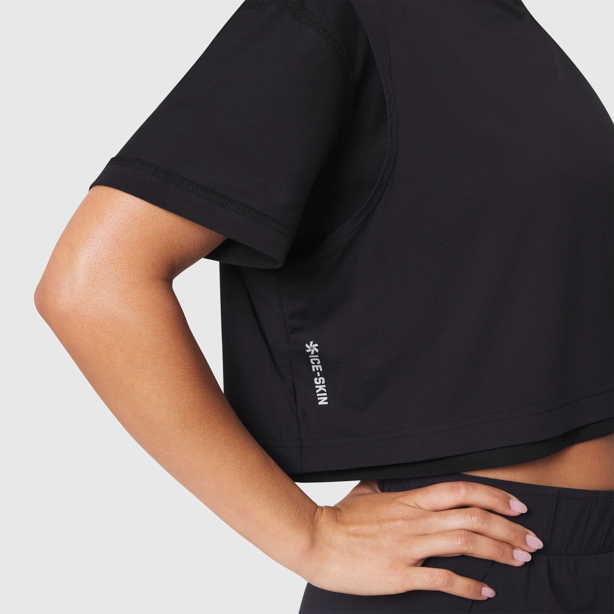 W082. SUPIMA® Ice-Skin™ Reversible Crop Tee - Black/Black - Image 8