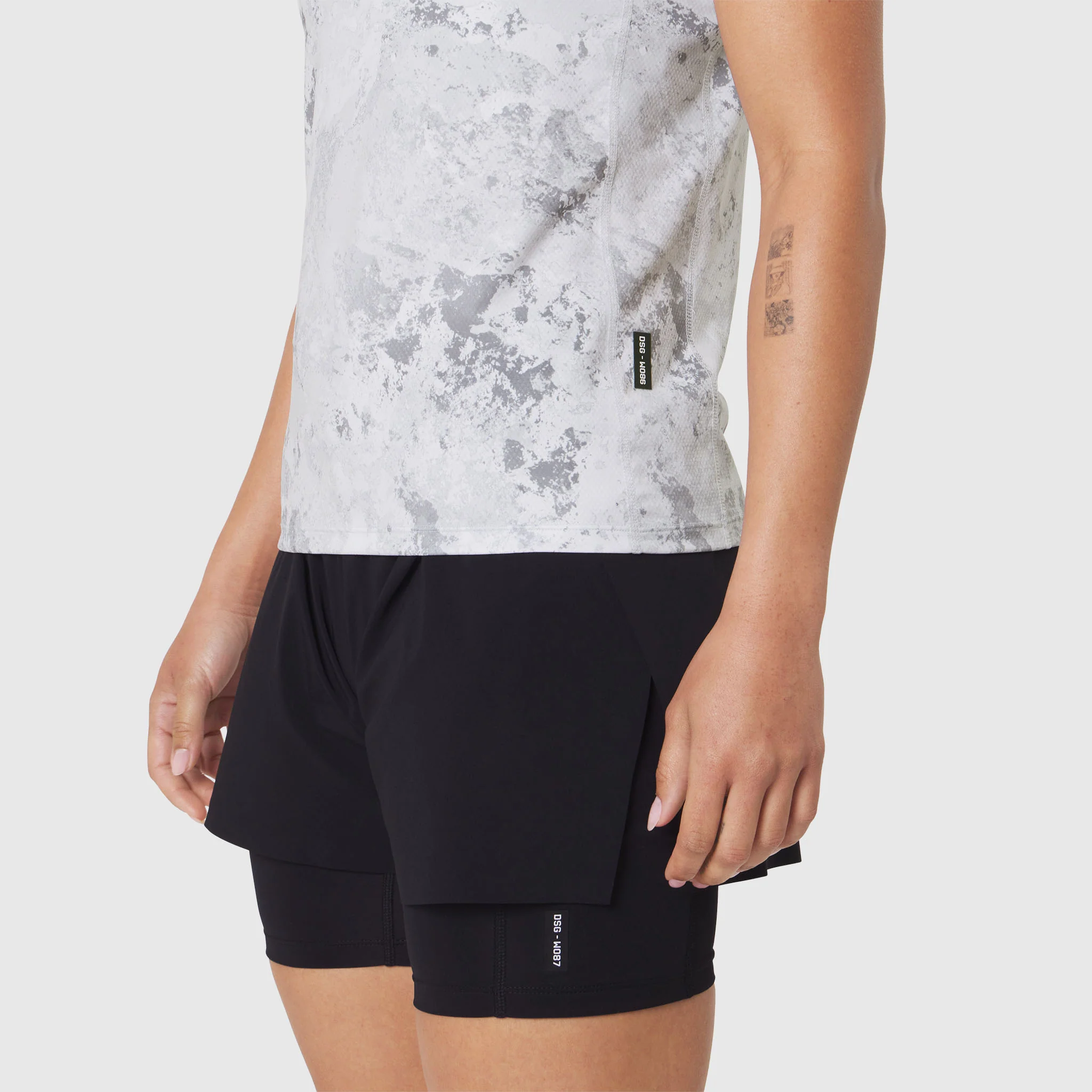W086. AEROSILVER® UPF50+ Run Tee - Sedona Snow Camo - Image 8
